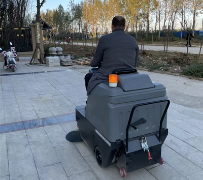 駕駛式掃地機 駕駛式掃地機